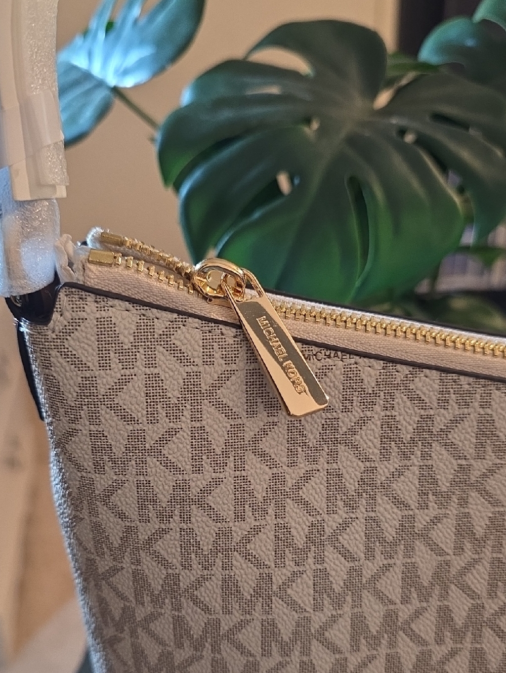 NWT  Michael Kors Cream Signature MK Logo Shoulder Bag with Double Front Pockets - Picture 3 of 12